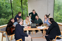 Miembros de La Oreja de van Gogh y del equipo, trabajando en el proyecto.