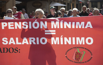Un momento de la manifestación de pensionistas en Iruñea para exigier un sistema de cuidados público y de calidad.