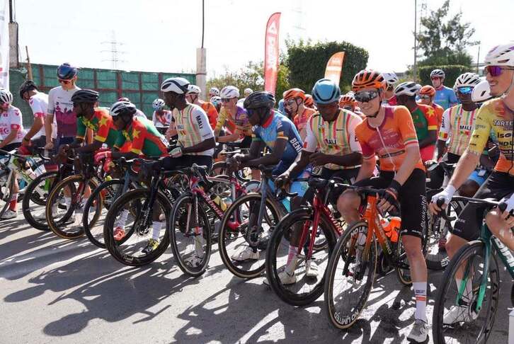 Danny van der Tuuk, con el maillot del Euskaltel-Euskadi, en la salida del Grand Prix El Djazaïr.a