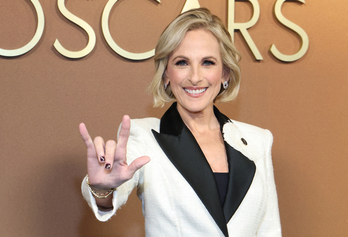 Marlee Matlin, en la última gala de los Oscar, haciendo el gesto de salutación y cariño propio habitual en la comunidad de las personas sordomudas.