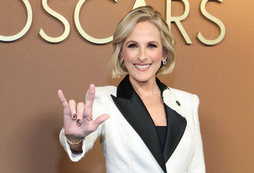 Marlee Matlin, en la última gala de los Oscar, haciendo el gesto de salutación y cariño propio habitual en la comunidad de las personas sordomudas.