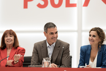Sánchez, sonriente junto a Narbona y Montero en la Ejecutiva del PSOE de este lunes tarde.