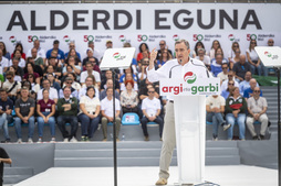 El presidente del EBB, Aitor Esteban, leyendo su discurso en el Alderdi Eguna.