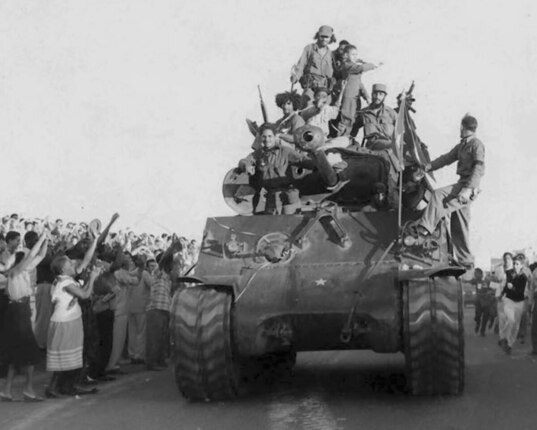 Fidel Castro eta M26ko gerrillariak Santiagon sartu ziren unea, Sherman tanke batean.