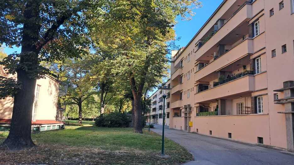 Karl Marx Hof, barrio construido en el periodo de entreguerras. Karl Marx Hof, barrio construido en el periodo de entreguerras.