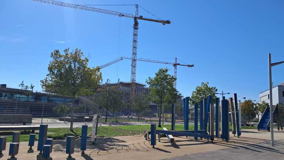 Grúas en Seestadt Aspern, donde aún no se ha terminado de construir el barrio. Grúas en Seestadt Aspern, donde aún no se ha terminado de construir el barrio.