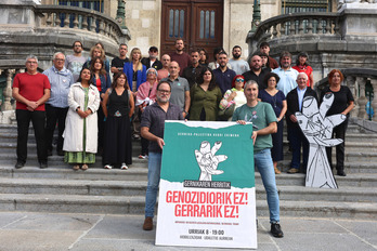 Portavoces de Gernika-Palestina, junto a representantes de partidos y agentes sociales, este martes en Bilbo