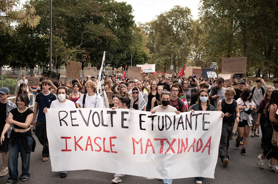 'Ikasle matxinada' leloko banderolaren gibelean egin dute manifestazioa. 'Ikasle matxinada' leloko banderolaren gibelean egin dute manifestazioa.