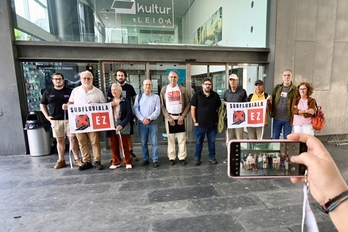 Concentración de Subflubiala Ez! en el exterior de Kultur Leioa.