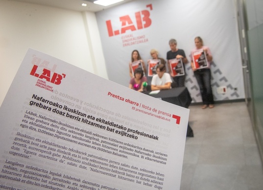 Anuncia de la convocatoria de huelga de técnicos de eventos y espectáculos en la sede de LAB en Iruñea.