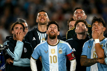 Messi y sus compañeros miran al cielo en uno de los momentos emotivos de esta despedida.