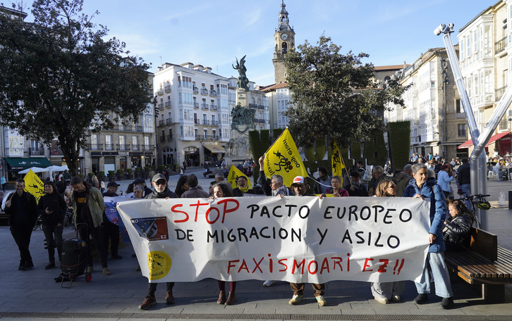 Imagen de una concentración contra la política migratoria europea, en Gasteiz.