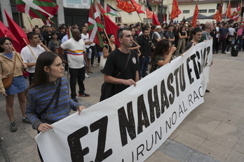 Ez Nahastu Etsaiz lelopean, elkarretaratzea