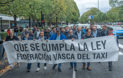 Taxiz eta oinez ibili dira gidariak Donostian barrena, beren aldarrikapenak jakinarazten.