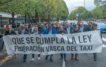 Taxiz eta oinez ibili dira gidariak Donostian barrena, beren aldarrikapenak jakinarazten.