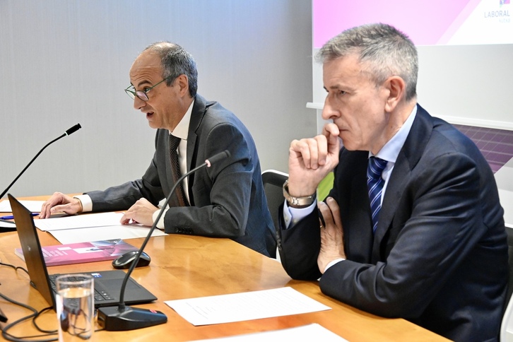 Ibon Urgoiti (izquierda) y Joseba Madariaga (derecha), en la presentación del informe sobre transición mediambiental