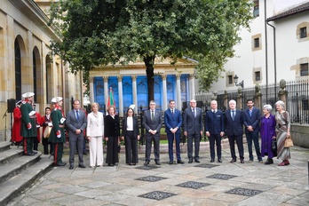El actual lehendakari, sus antecesores vivos y familiares de los fallecidos, bajo el Árbol de Gernika.