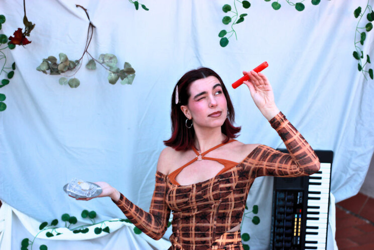 Sara Lilu es cantante, compositora, arreglista y exploradora vocal.