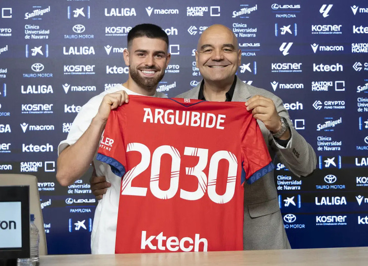 Argibide posa junto a Cata con la camiseta que muestra el año hasta el que se ha comprometido.