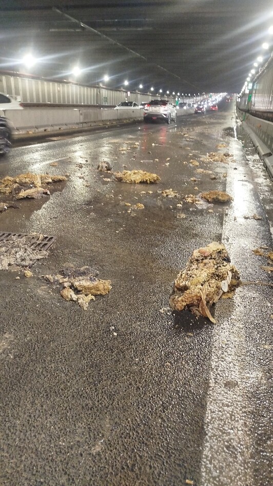 Restos de fecales en la calzada después de la inundación del túnel de La Avanzada.