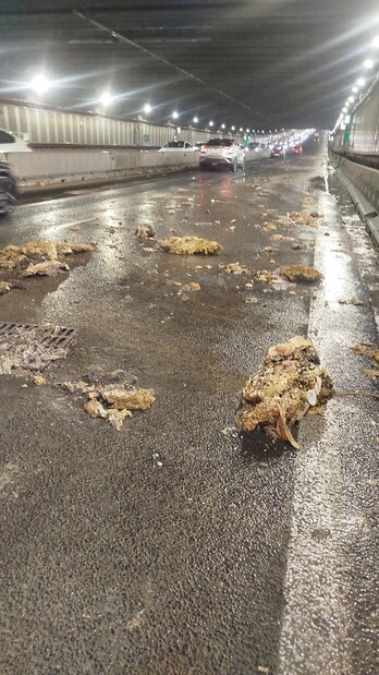 Restos de fecales en la calzada después de la inundación del túnel de La Avanzada.