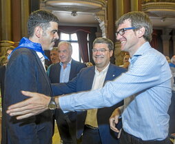Eneko Goia junto a Juan Mari Aburto y Gorka Urtaran en una imagen  de archivo.
