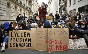Manifestantes participan en una concentración cerca de la SciencePo, en París.