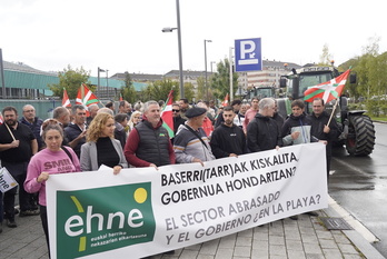 Los representantes del primer sector, concentrados ante el Parlamento de Gasteiz.
