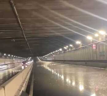 Balsa de agua en el túnel de La Avanzada, en Leioa, que obligó a su cierre.