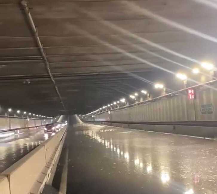 Balsa de agua en el túnel de La Avanzada, en Leioa, que obligó a su cierre.