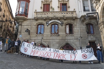 Concentración ante la expulsión del hostal donde residen, tras un desahucio, una mujer y su hijo de 5 años.
