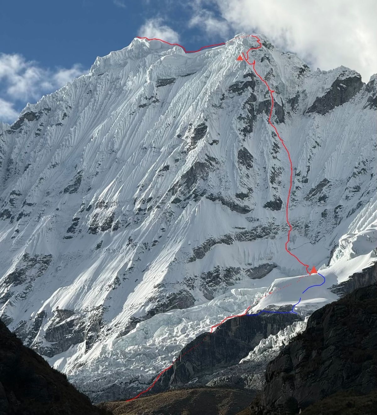 Hiru alpinistok seimilakoan sortutako lerroa: 'Shumaq Warmi'. (Jon ZERAIN)
