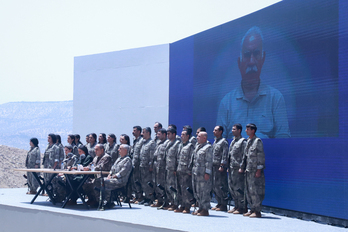 Comandantes y combatientes del Partido de los Trabajadores del Kurdistán (PKK) posan frente a una fotografía de Abdullah Öcalan, líder y fundador del PKK actualmente encarcelado.