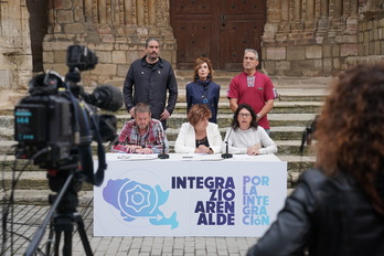 La Mesa para la Integración del Enclave de Trebiñu ante los medios.