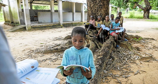 Jude izeneko zikloiak 2025eko martxoan euren eskola suntsitu ondoren, Mozambikeko Nacala herriko umeek kalean ikasi behar izan zuten hainbat hilabetez, Unicefek behin-behineko ekipamenduak eskaini zizkien arte.