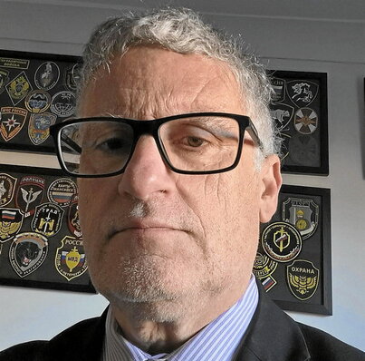 Mark Galeotti, hitzaldi batean azalpenak ematen.