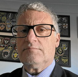 Mark Galeotti, hitzaldi batean azalpenak ematen.