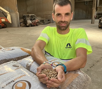El reponsable de fabricación de Naturbero, Julen Elizasu, muestra el pellet elaborado a partir de astilla de madera.