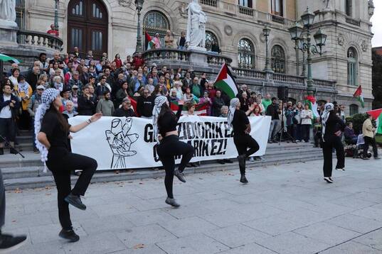 Bailando la dabka ante el Ayuntamiento de Bilbo.