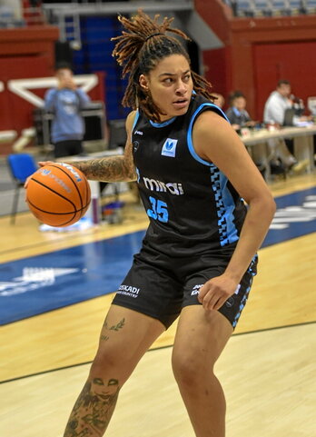 Sacha Washington, un poder debajo del aro.