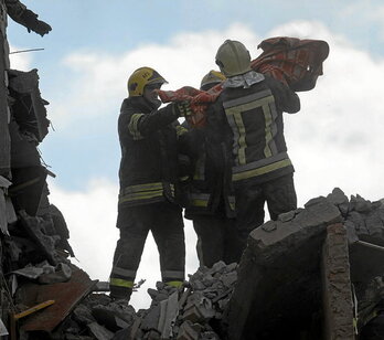 Equipos de rescate recuperan un cuerpo en Priluki.
