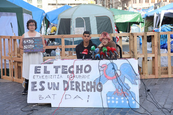 Comparecencia de los acampados por el derecho a la vivienda, este viernes en Bilbo.