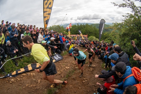 El público anima a los atletas en el maratón Zegama-Aizkorri de este año.