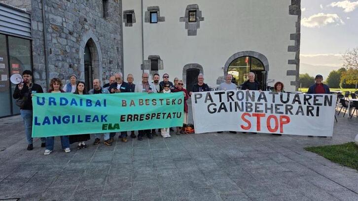 Concentración ante la sede de la Reserva de la Biosfera de Urdaibai.