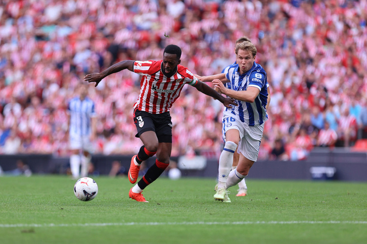 Koski, en la imagen persiguiendo a Iñaki Williams, es la gran duda del Alavés.