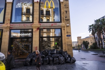 Bretxa merkataritza guneko McDonald's jatetxea, artxiboko irudi batean.