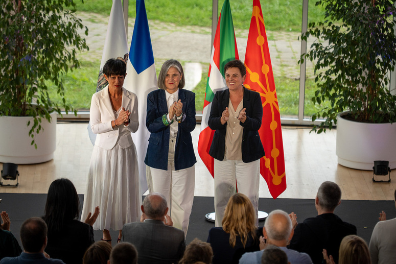 Maddalen Iriarte, Nerea Kortajarena y Mertxe Aizpurua, en el acto de EH Bildu en Donostia.