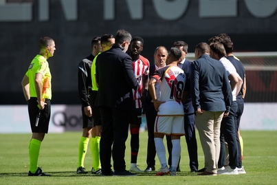 Momento en el que Sánchez Martínez avisa a los equipos que se suspende el partido.
