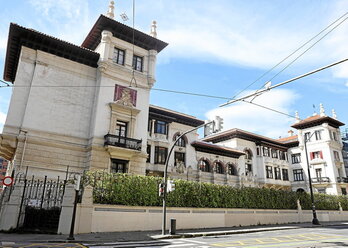 El colegio público Maestro García Rivero, en Atxuri, es uno de los más bonitos de Bilbo, y también escenario de movilizaciones por su estado y en demanda de mejores servicios.