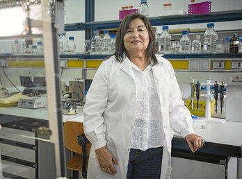 En la página anterior, Lucía Gallego en su laboratorio de EHU. Junto a estas líneas, el fármaco Dépakine, que fue prohibido en mujeres en edad fértil después de causar graves daños en fetos.
